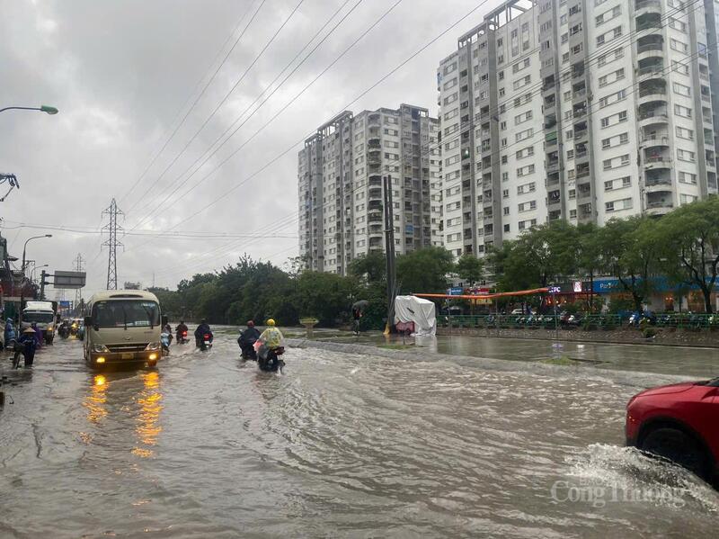 Khu vực đường Tam Trinh ngập nước, giao thông khó khăn.