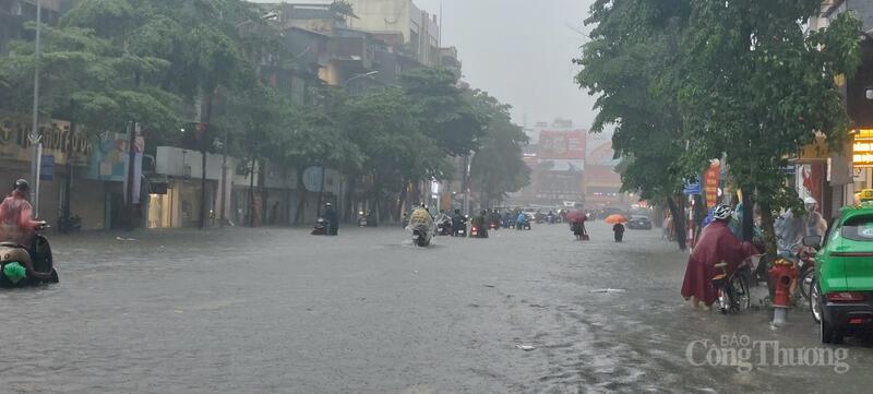 Đường Phạm Ngọc Thạch, đa số người dân phải dắt phương tiện qua chỗ nước sâu.
