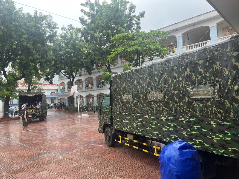 Học sinh được xe quân đội chở ra khỏi điểm ngập sâu. Ảnh: Phụ huynh cung cấp