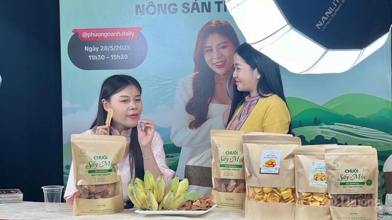 Người dân biết cách bán Trang Chủ OKVIP COM Top #1 bằng công nghệ số, mở ra cơ hội tiêu thụ rộng khắp. Ảnh: Hiền Mai