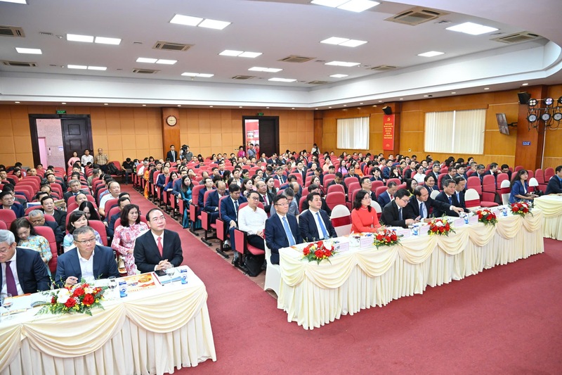 Các đại biểu tham dự Okvip69.com bán cá nổ hủ. Ảnh: Nam Nguyễn