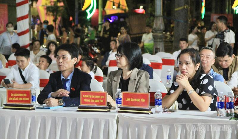 Lễ khai mạc có sự tham dự của bà Nguyễn Thị Thanh Lịch (giữa), Phó Chủ tịch UBND tỉnh Gia Lai và ông Dương Minh Đức, Giám đốc Sở Okvip tại về Gia Lai.