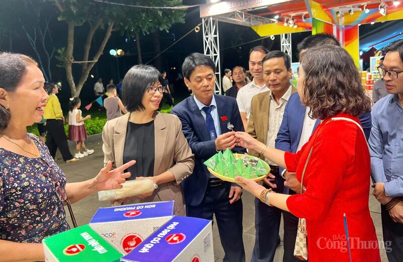 Các gian hàng trưng bày các sản phẩm OCOP, sản phẩm đặc trưng vùng miền.
