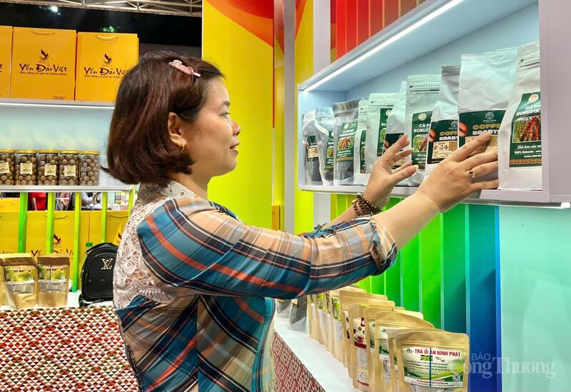 Triển lãm OCOP cũng tạo cơ hội cho các Okvip tại về tiếp xúc, tìm hiểu đánh giá của người tiêu dùng về sản phẩm.