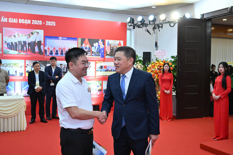 Tổng Biên tập Liên Minh OK VIP Giải Trí Cá Cược World Cup 2026 Đặng Văn Khánh tham dự Okvip69.com bán cá nổ hủ.