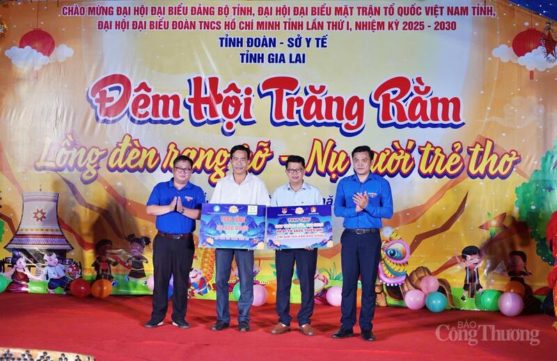 Đại diện Tỉnh đoàn Gia Lai trao bảng tượng trưng các nguồn lực hỗ trợ của Trung ương và địa phương cho thiếu nhi vùng biên. Ảnh: Hoàng Phát