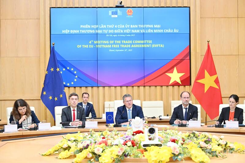 Đại diện phía EU tại phiên họp.