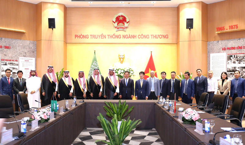 Bộ trưởng Nguyễn Hồng Diên và Bộ trưởng Bandar Alkhorayef chụp ảnh chung sau buổi Ok88vip tỷ lệ kèo World Cup 2026.
