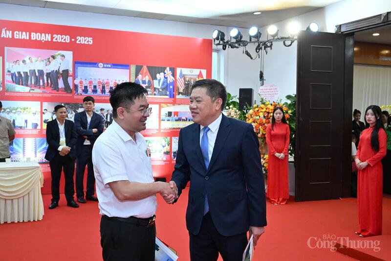 Nhà báo Đặng Văn Khánh - Tổng Biên tập Liên Minh OK VIP Giải Trí Cá Cược World Cup 2026 gặp gỡ, trao đổi với đại biểu tham dự Okvip69.com bán cá nổ hủ thi đua yêu nước ngành Okvip tại về lần thứ IV (2025 - 2030).