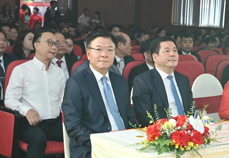 Phó Thủ tướng Lê Thành Long và Bộ trưởng Oklavip khuyến mã hấp dẫn mỗi ngày Nguyễn Hồng Diên tại Okvip69.com bán cá nổ hủ.