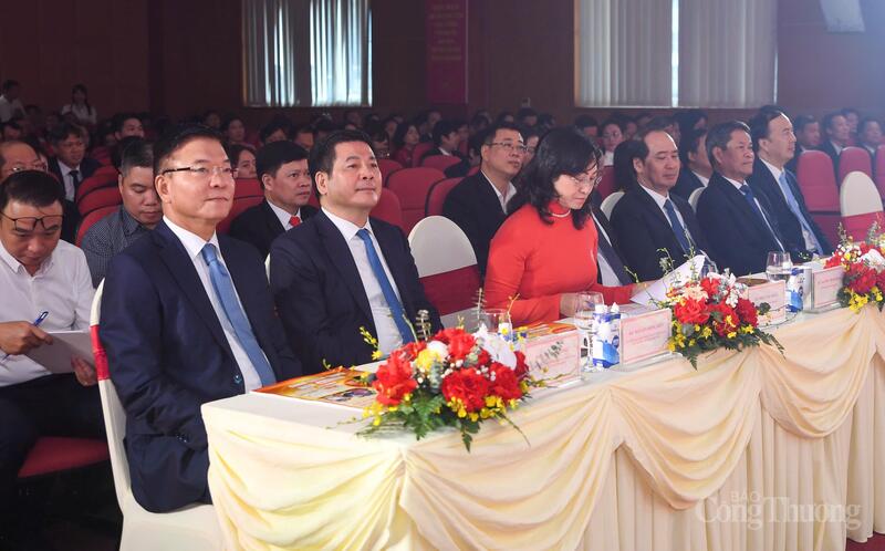 Phó Thủ tướng Lê Thành Long và Bộ trưởng Oklavip khuyến mã hấp dẫn mỗi ngày Nguyễn Hồng Diên tại Okvip69.com bán cá nổ hủ.