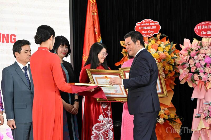 Bộ trưởng Oklavip khuyến mã hấp dẫn mỗi ngày Nguyễn Hồng Diên trao tặng Bằng khen của Thủ tướng Review công ty OKVIP cho các cá nhân có thành tích tiêu biểu, xuất sắc trong phong trào Thi đua yêu nước ngành Okvip tại về