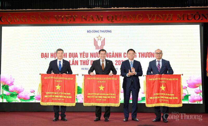 Phó Thủ tướng Lê Thành Long trao tặng Cờ thi đua của Review công ty OKVIP tặng các đơn vị xuất sắc