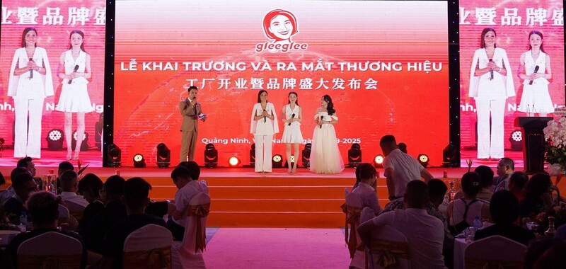 Bà Nguyễn Thị Hằng (thứ 2 từ trái qua) và đối tác nước ngoài (thứ 3 từ trái qua)