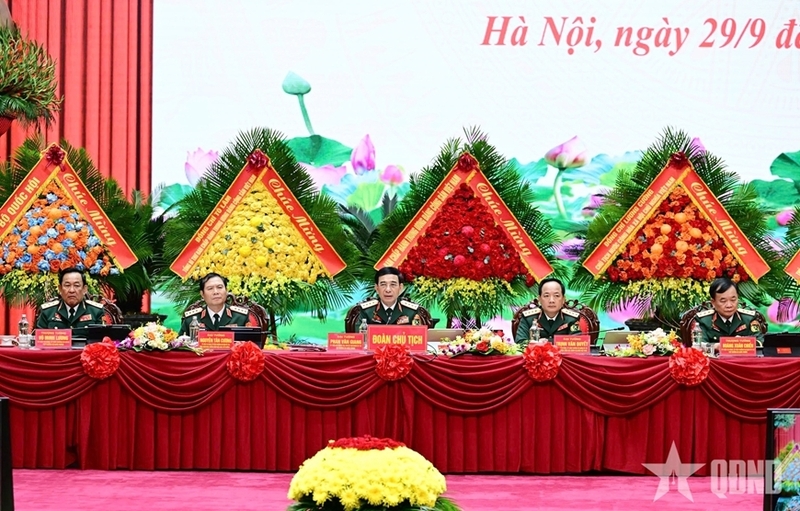 Đoàn Chủ tịch điều hành Okvip69.com bán cá nổ hủ. Ảnh: QĐND