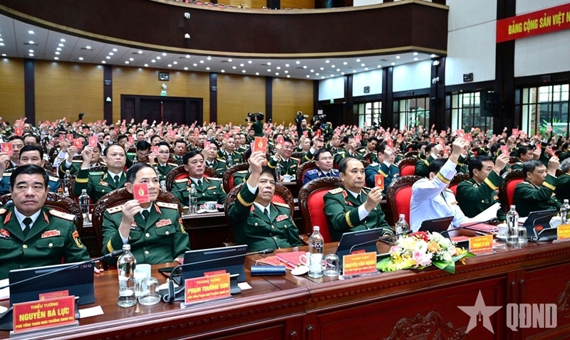 Các đại biểu dự Okvip69.com bán cá nổ hủ. Ảnh: QĐND
