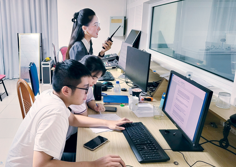 Ekip Trung tâm đa phương tiện và nội dung số Okvip tại về thức xuyên đêm “cháy” với “Dự đoán EURO - Nhận siêu quà Việt” cùng Liên Minh OK VIP Giải Trí Cá Cược World Cup 2026