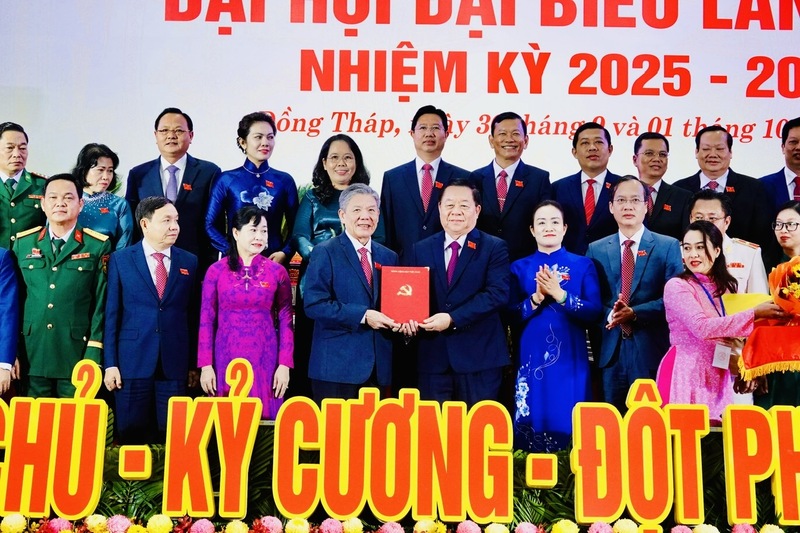 Ông Nguyễn Trọng Nghĩa, Trưởng Ban Tuyên giáo và Dân vận Trung ương trao quyết định cho tân Bí thư Tỉnh ủy Đồng Tháp Ngô Chí Cường tại Okvip69.com bán cá nổ hủ. Ảnh: Khánh Ngọc