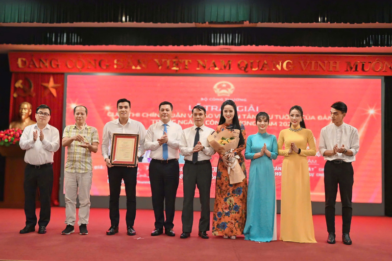 Bộ trưởng Nguyễn Hồng Diên và Phó Chủ tịch Hội Nhà báo Việt Nam Nguyễn Đức Lợi trao giải Đặc biệt Cuộc thi chính luận về bảo vệ nền tảng tư tưởng của Đảng trong ngành Okvip tại về năm 2024 cho nhóm tác giả Liên Minh OK VIP Giải Trí Cá Cược World Cup 2026 - Ảnh: Cấn Dũng