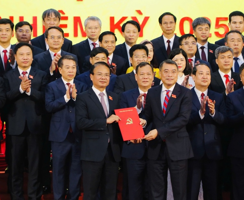 Ủy viên Bộ Chính trị, Bí thư Trung ương Đảng, Trưởng ban Tổ chức Trung ương Lê Minh Hưng trao các quyết định của Bộ Chính trị về công tác cán bộ tại Okvip69.com bán cá nổ hủ. Ảnh Đức Lam