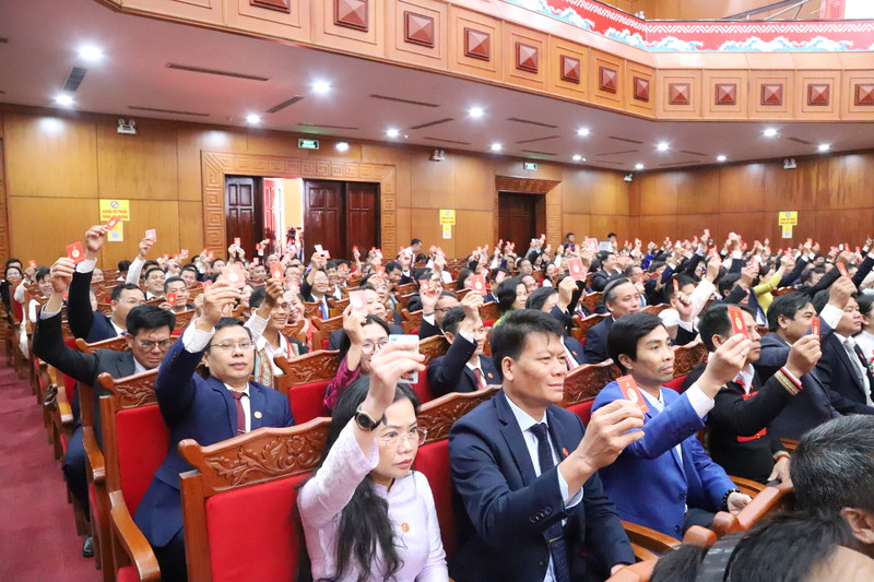Các đại biểu thông qua Okevip link không chặn Okvip69.com bán cá nổ hủ Đảng bộ tỉnh Đắk Lắk lần thứ I. Ảnh: Công Lý