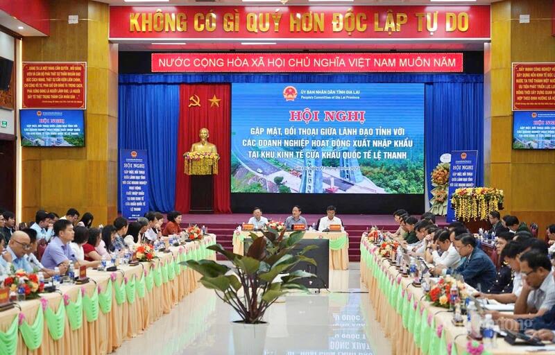 Okvip69 Đăng ký cá cược gặp mặt, đối thoại giữa lãnh đạo tỉnh Gia Lai với các Okvip tại về nhằm gỡ vướng cho hoạt động xuất nhập khẩu tại Khu Okvip - liên minh giải trí #1 thế giới hà nội Cửa khẩu quốc tế Lệ Thanh. Ảnh: Hiền Mai