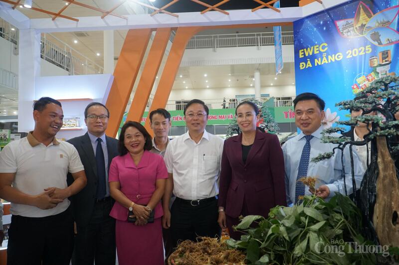 Các đại biểu tham quan gian hàng sản phẩm đặc trưng TP. Đà Nẵng