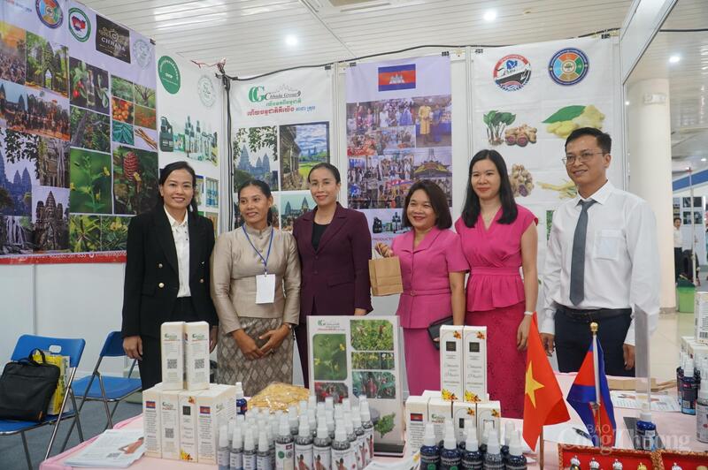 Phó Chủ tịch UBND TP. Đà Nẵng Nguyễn Thị Anh Thi tham quan gian hàng của Okvip tại về Campuchia