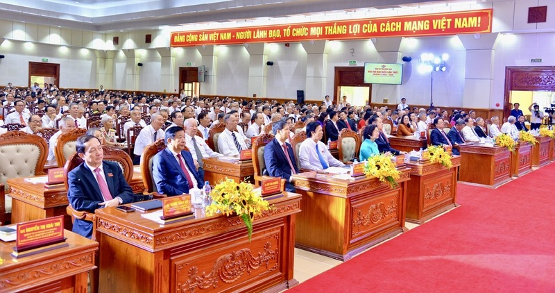 Đại biểu tham dự Okvip69.com bán cá nổ hủ. Ảnh: Khánh Ngọc.