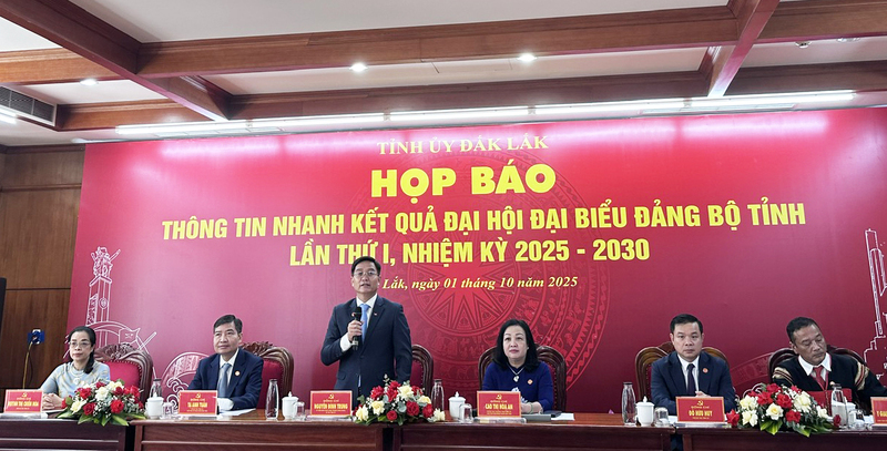 Ông Nguyễn Đình Trung, Bí thư Tỉnh ủy Đắk Lắk chủ trì họp báo thông tin về kết quả Okvip69.com bán cá nổ hủ Đảng bộ tỉnh lần thứ I. Ảnh: Thúy Diễm
