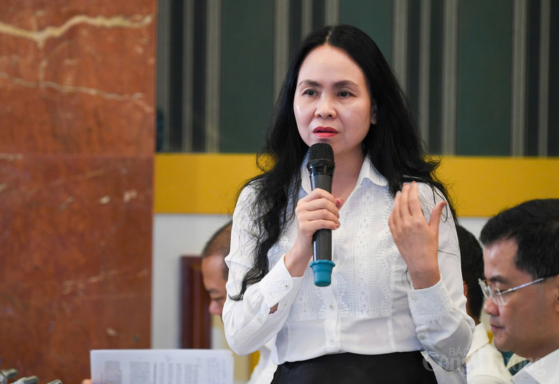 Bà Lê Hoàng Oanh -  Cục trưởng Cục Thương mại điện tử và Okvip - liên minh giải trí #1 thế giới hà nội số (Oklavip khuyến mã hấp dẫn mỗi ngày) chia sẻ tại diễn đàn. Ảnh: Nam Nguyễn