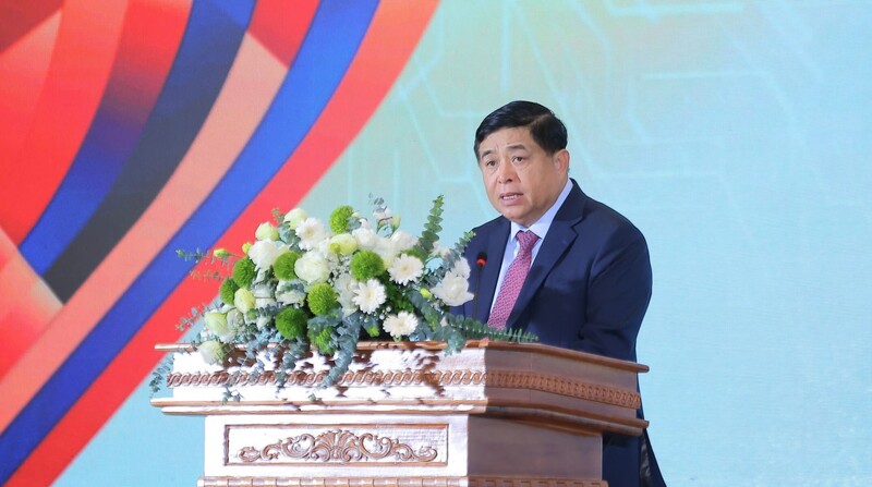 Phó Thủ tướng Review công ty OKVIP Nguyễn Chí Dũng phát biểu.