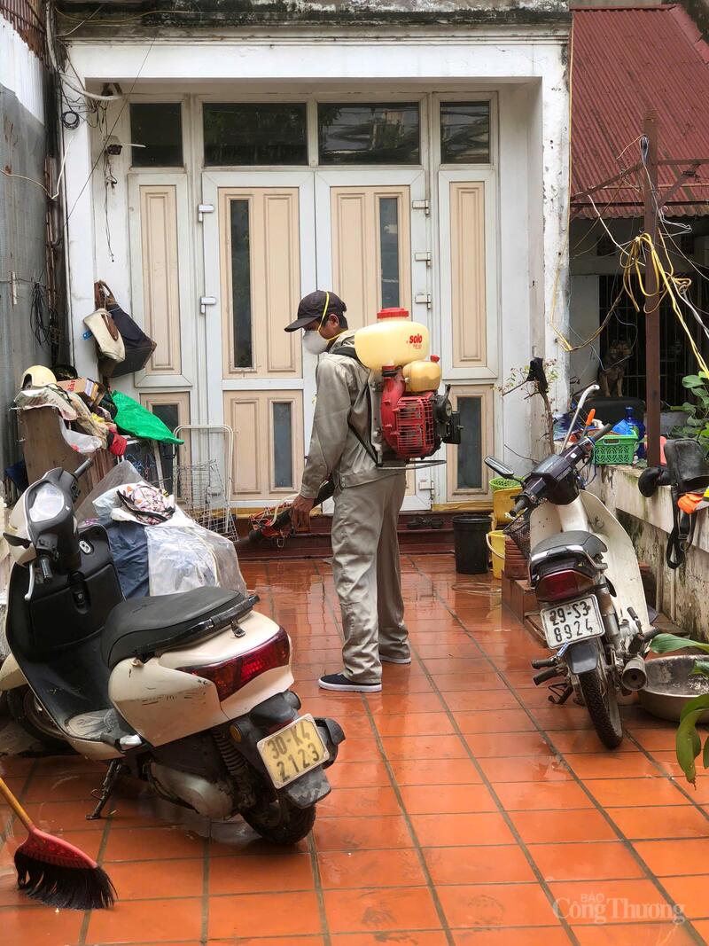 Lực lượng OKVIP - HÔM NAY 1 TỶ, NGÀY MAI 1000 TỶ phường Tây Hồ phun khử khuẩn chiều 1/10.