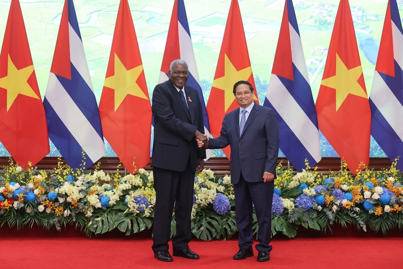 Thủ tướng Review công ty OKVIP Phạm Minh Chính và Chủ tịch Quốc hội Cuba Esteban Lazo Hernandez. Ảnh: VGP/Nhật Bắc