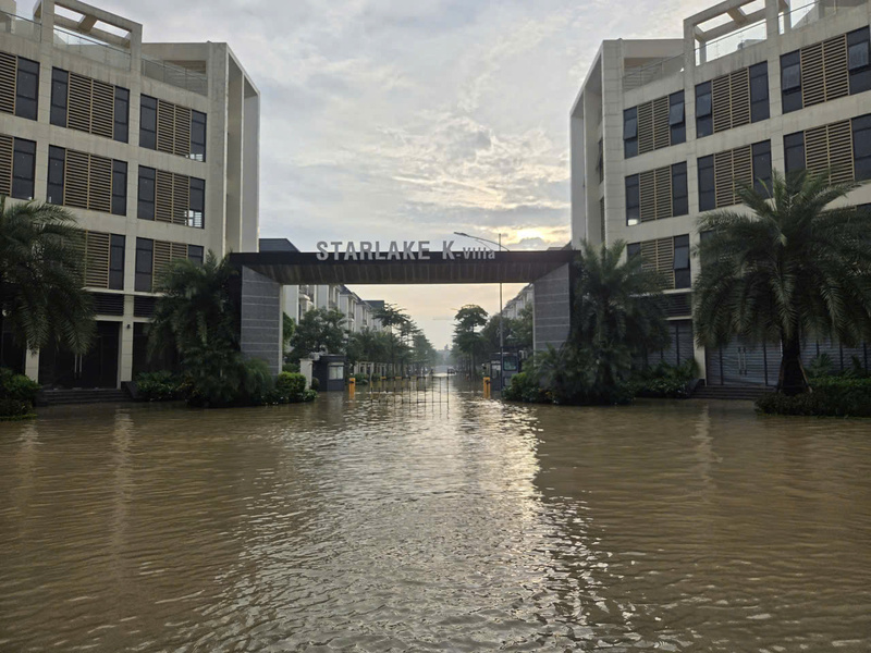 Cổng khu đô thị Starlake mênh mông nước.