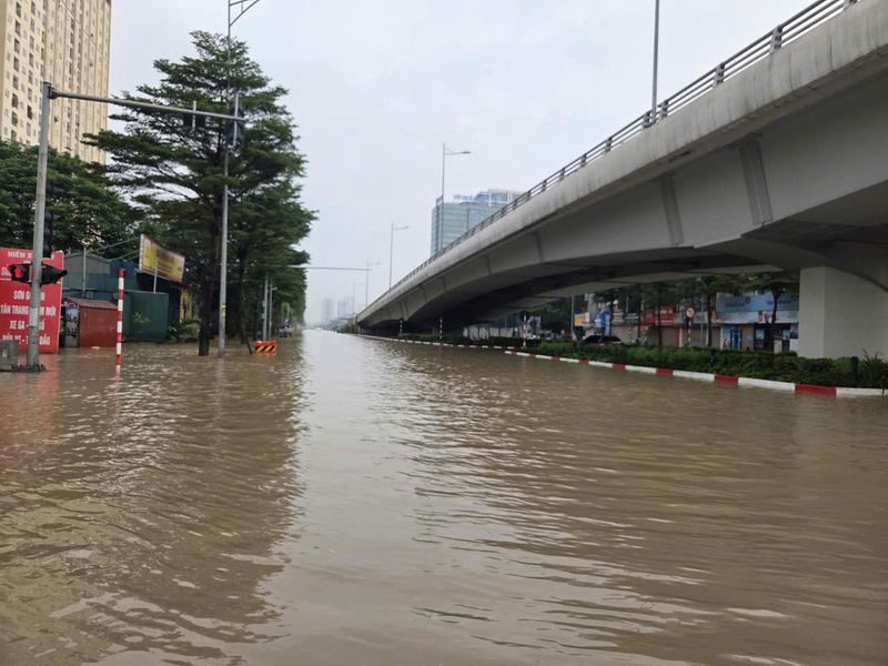 Đường Xuân Tảo - lối đi từ khu Starlake ra đường Hoàng Quốc Việt bị ngập.