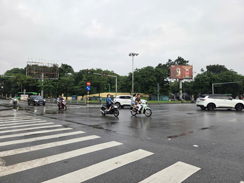 Trong khi đó, sáng 1/0, nhiều tuyến phố tại Hà Nội nước đã rút, đường khô thoáng, người dân đi lại bình thường.