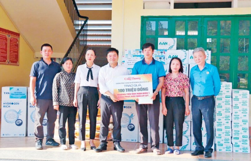 Bí thư Đảng ủy, Tổng Biên tập Liên Minh OK VIP Giải Trí Cá Cược World Cup 2026 Đặng Văn Khánh (áo trắng) trao quà cho các trường bị thiệt hại sau bão Yagi tại Lào Cai