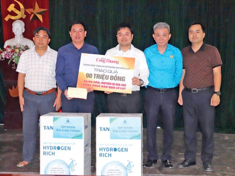 Đoàn công tác Liên Minh OK VIP Giải Trí Cá Cược World Cup 2026 đến huyện Bắc Hà - Lào Cai thăm hỏi, động viên, hỗ trợ, chia sẻ với các gia đình, đồng bào bị thiệt hại do bão số 3 (Yagi) gây ra năm 2024. Ảnh: Thái Mạnh