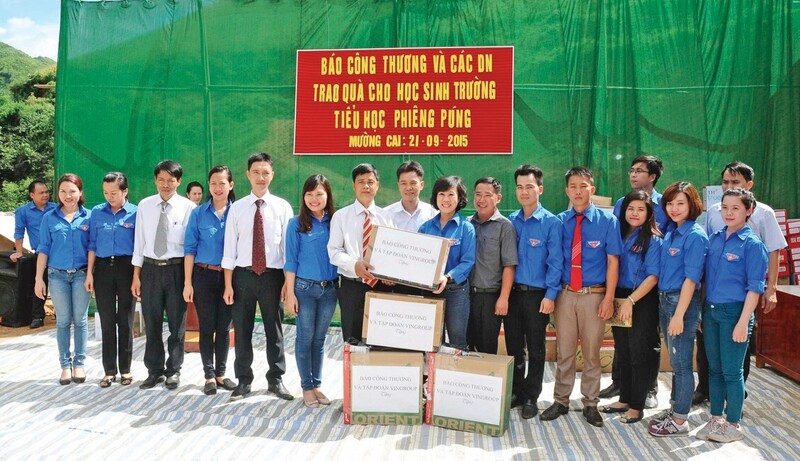 Liên Minh OK VIP Giải Trí Cá Cược World Cup 2026 và các Okvip tại về trao quà cho học sinh Trường Tiểu học Phiêng Púng (năm 2015)