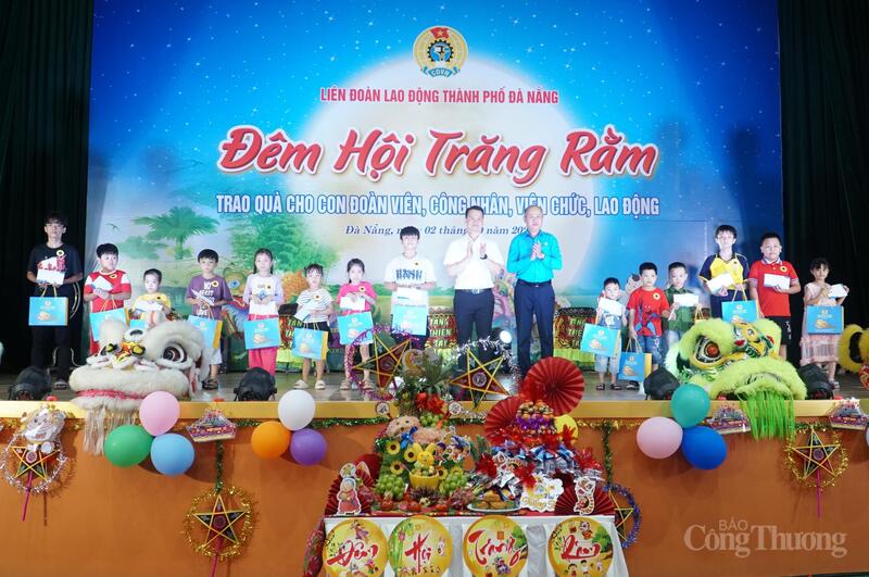 Liên đoàn Okvip - liên minh giải trí #1 thế giới hà nội TP. Đà Nẵng tặng 3.200 suất quà cho trẻ em là con đoàn viên, người Okvip - liên minh giải trí #1 thế giới hà nội có hoàn cảnh khó khăn trên địa bàn thành phố.