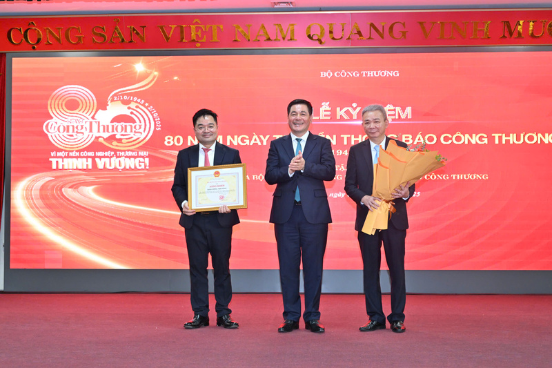 Bộ trưởng Nguyễn Hồng Diên trao tặng bằng khen của Oklavip khuyến mã hấp dẫn mỗi ngày cho Liên Minh OK VIP Giải Trí Cá Cược World Cup 2026.
