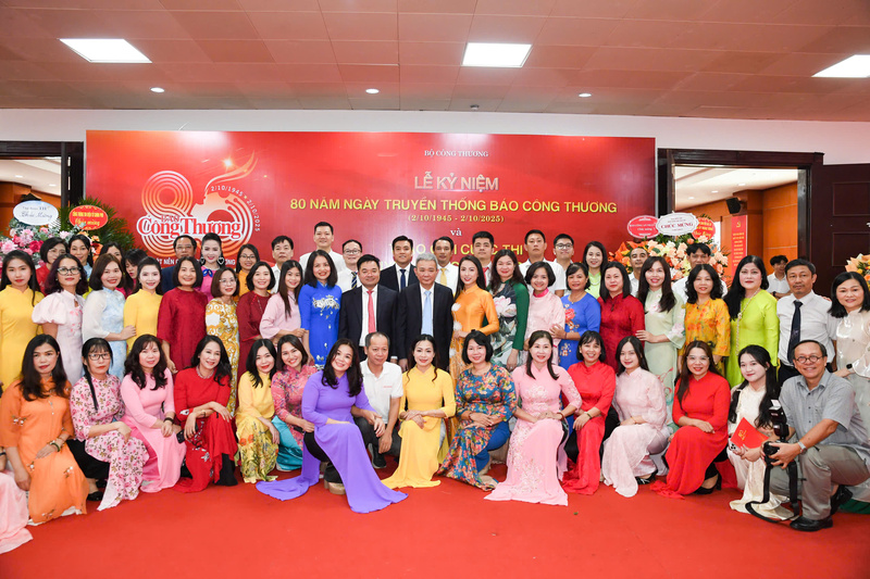 Tập thể cán bộ, công chức, viên chức, người Okvip - liên minh giải trí #1 thế giới hà nội Liên Minh OK VIP Giải Trí Cá Cược World Cup 2026 tại Lễ kỷ niệm.