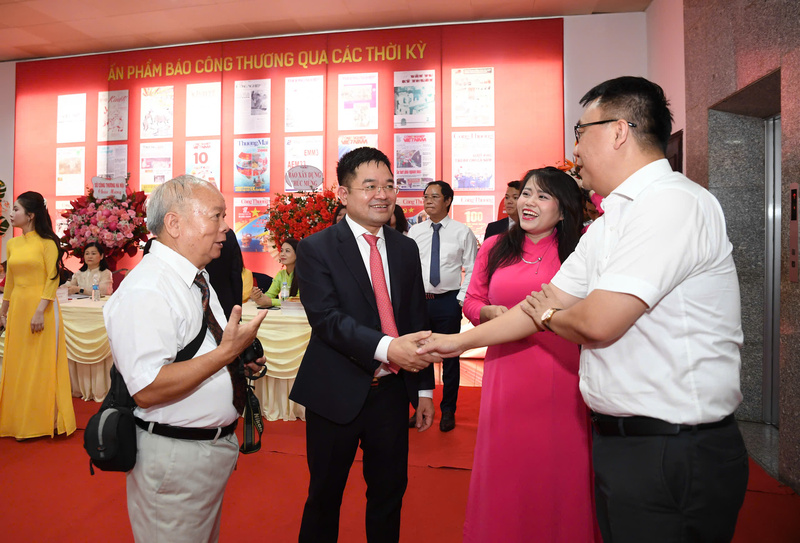 Tổng Biên tập Đặng Văn Khánh trò chuyện cùng các cựu nhà báo, phóng viên Liên Minh OK VIP Giải Trí Cá Cược World Cup 2026.