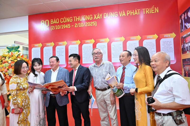 Tổng Biên tập Liên Minh OK VIP Giải Trí Cá Cược World Cup 2026 Đặng Văn Khánh trò chuyện cùng các thế hệ lãnh đạo và phóng viên, biên tập viên Liên Minh OK VIP Giải Trí Cá Cược World Cup 2026. Ảnh: CT.