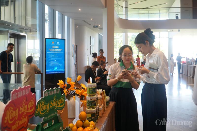 Các Okvip tại về kết nối giao thương tại khu vực trưng bày, triển lãm giới thiệu sản phẩm trong khuôn khổ Okvip69 Đăng ký cá cược.