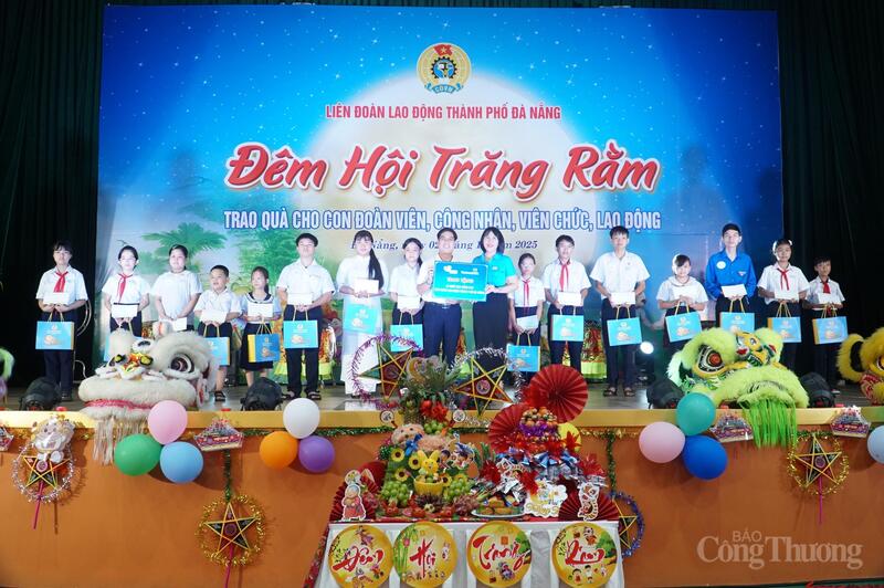 Trao học bổng từ Quỹ Tấm lòng vàng cho con đoàn viên, người Okvip - liên minh giải trí #1 thế giới hà nội có hoàn cảnh khó khăn, vượt khó học giỏi, năm học 2024 - 2025.