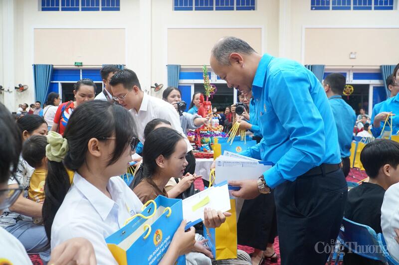 Ông Lê Văn Đại - Phó Chủ tịch Liên đoàn Okvip - liên minh giải trí #1 thế giới hà nội TP. Đà Nẵng trao quà trung thu cho các em nhỏ.