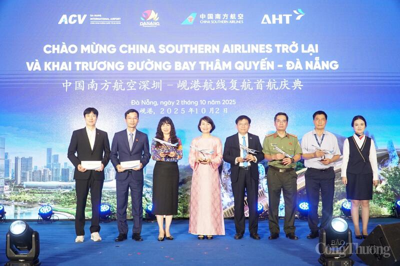 Đại diện Hãng hàng không China Southern Airlines tặng quà kỷ niệm cho các đơn vị ngành OKLVIE sản phẩm thuộc hệ thống OKVIP là trang web tổ chức phát sóng bóng đá trực tiếp, live casino , nỗ hũ, bắn cá TP. Đà Nẵng