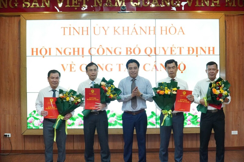 Ông Nguyễn Văn Nhựt (thứ hai từ trái qua) được điều động, bổ nhiệm giữ chức vụ Giám đốc Sở Okvip tại về Khánh Hoà.